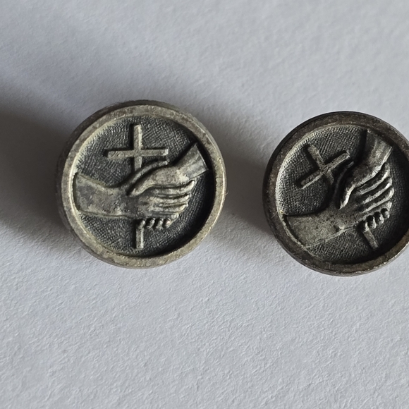 Two vintage pins cross and handshake hand shake holding hand silver tone - Picture 4 of 7